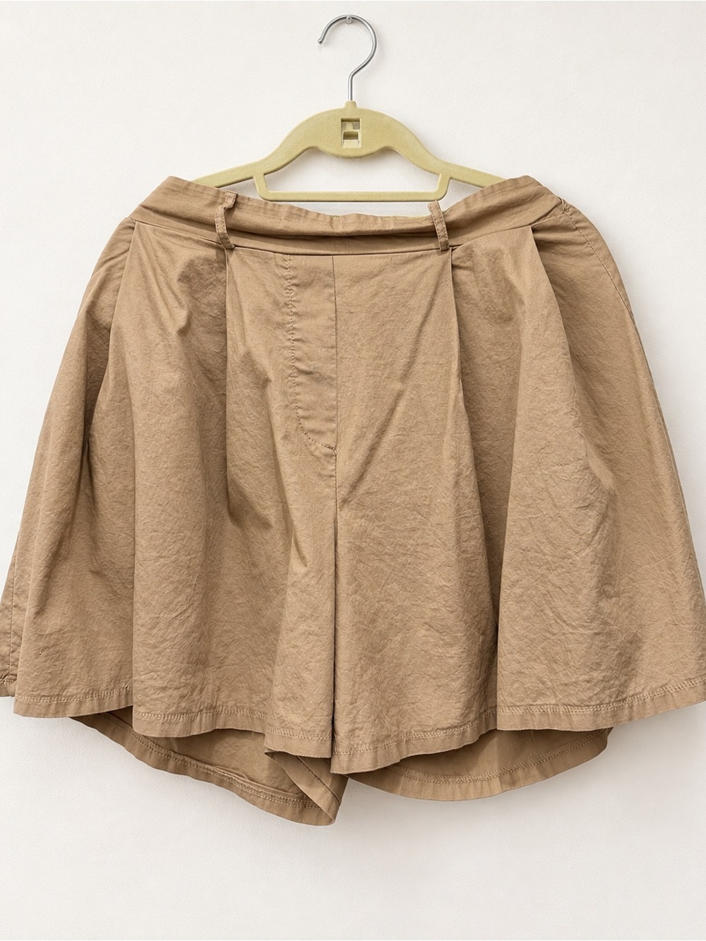 Linen High-Waist Khaki Bermuda Shorts — Women's US M, Elastic Waist, Like New